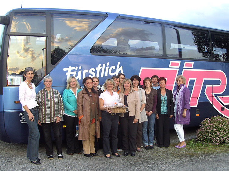 Unternehmerinnen besichtigen Bus- und Reiseunternehmen